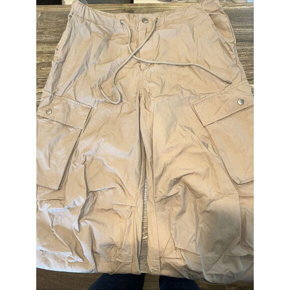 Universal Threads Women's Parachute Cargo Pants Tan Size Medium. NWOT. P - Picture 1 of 10